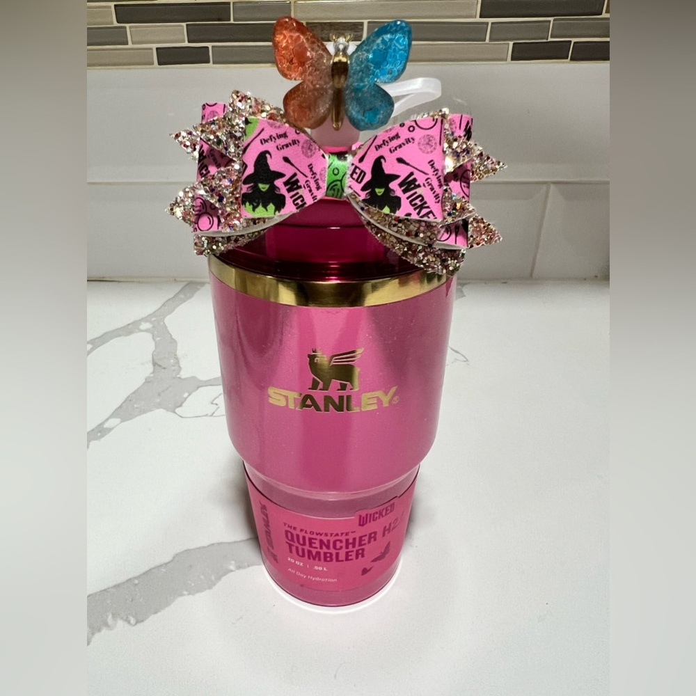 20oz Glinda Stanley cup with straw bow